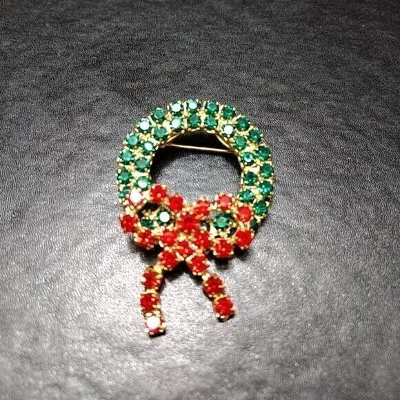 Vintage red and green holiday wreath brooch - Picture 1 of 8
